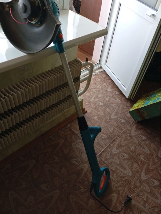 Электротриммер KLEVER 1000 Вт, рабочий б/у