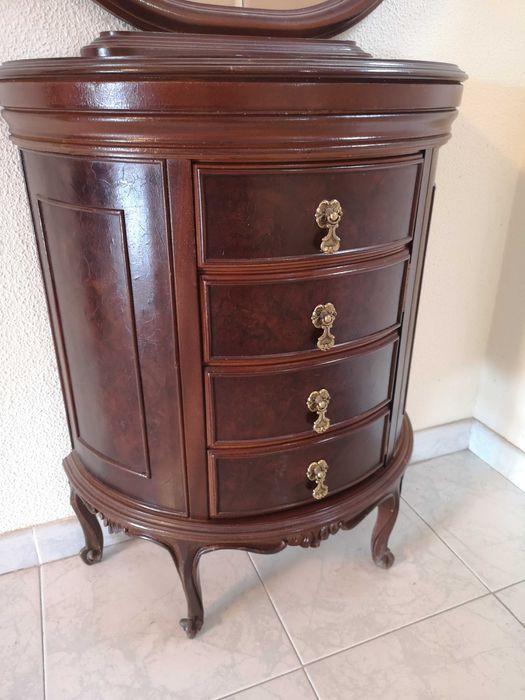 Móvel clássco, com gavetas e espelho