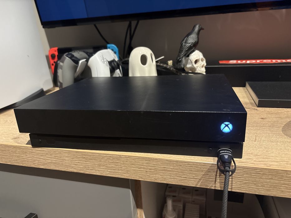 Xbox one X 1TB + gry + 1 pad