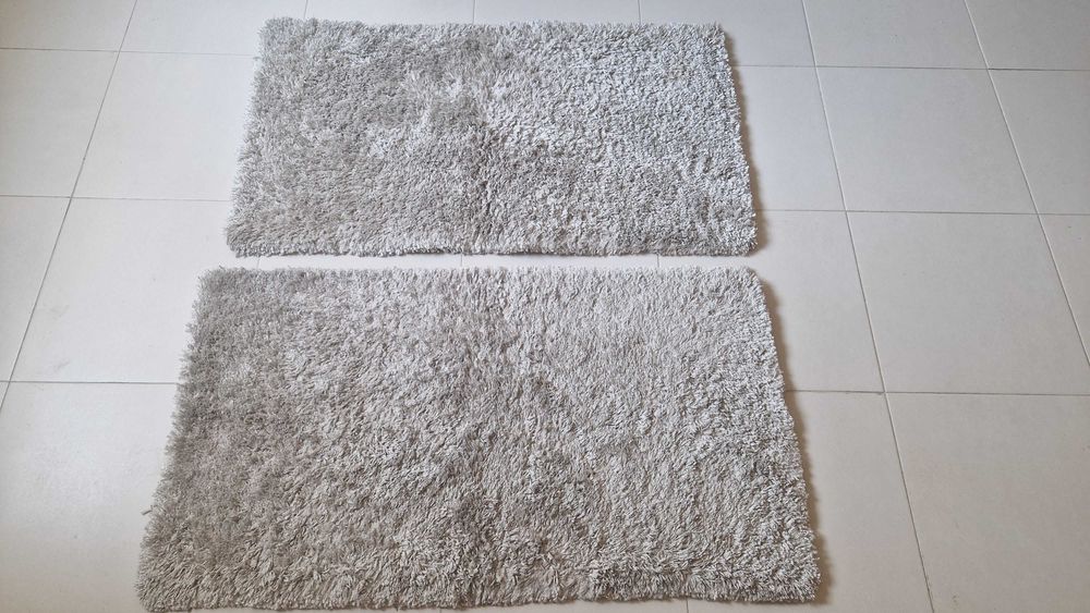 Conjunto 2 tapetes de pêlo, cor cinza