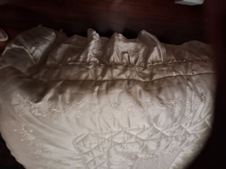 Colcha de casal  com bordado  e folhos,2,10× 1,40 ,folhos 45