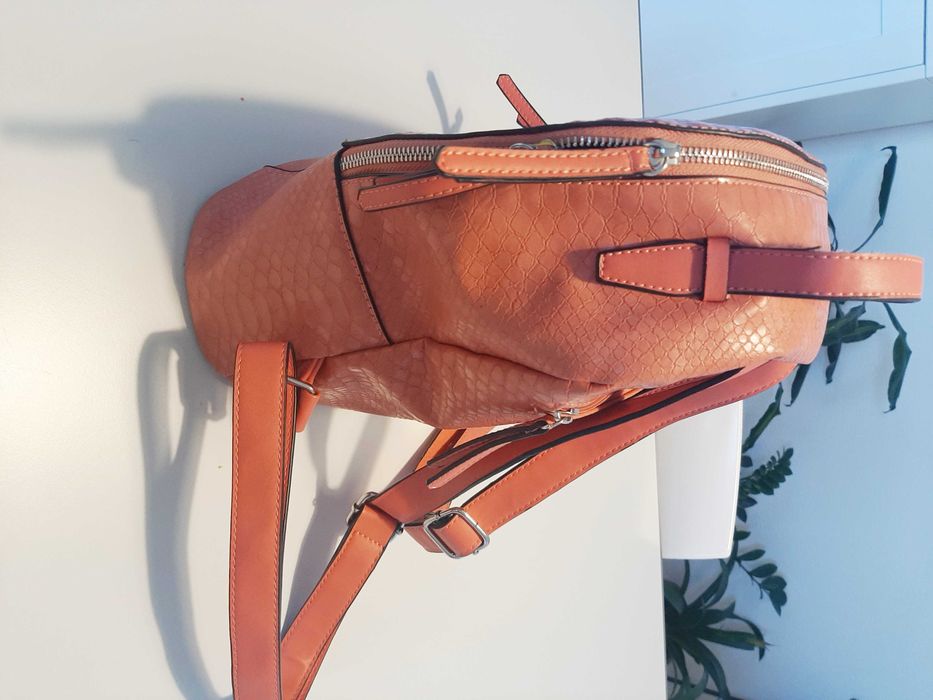 Mochila de Senhora cor rosa, em ótimo estado.