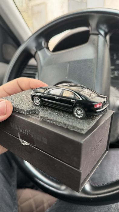 Продам колекційну машинку audi