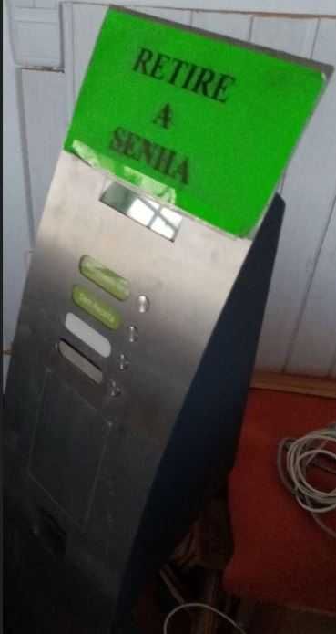 Quiosque dispensador de senhas usado