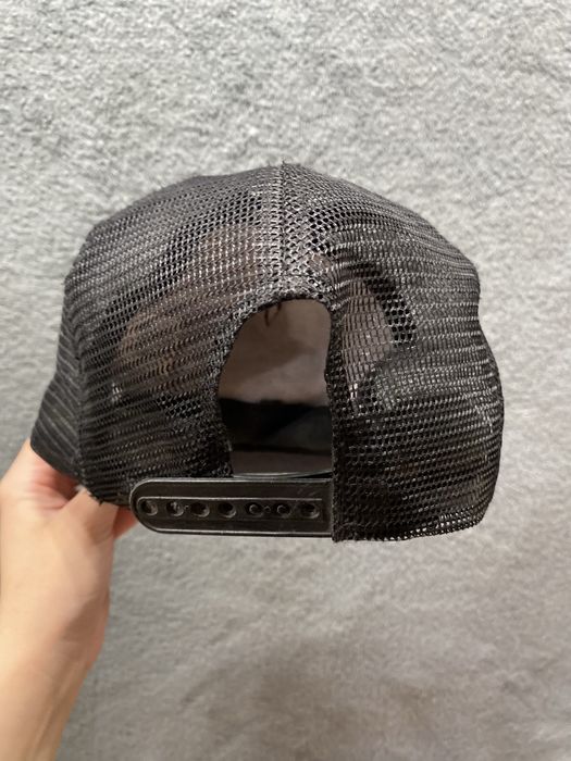 Кепка в стилі Y2K