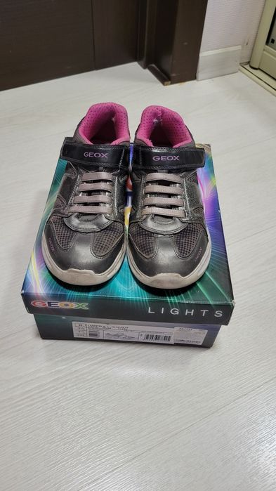 Продам кросівки geox