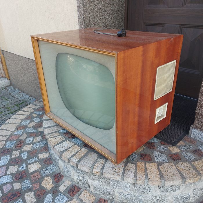 Stary telewizor antyk (lampowy)