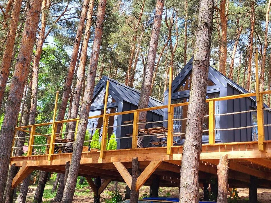 Jezioro Nyskie. Domki na drzewach Skorochów-Nysa