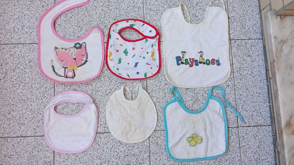 Várias babetes de bebé