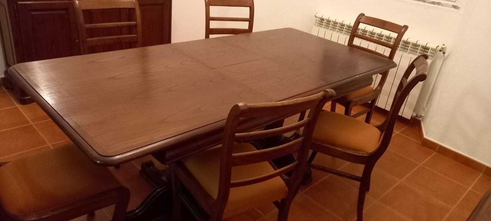 Sala de Jantar em madeira de castanho maciço, em muito bom estado