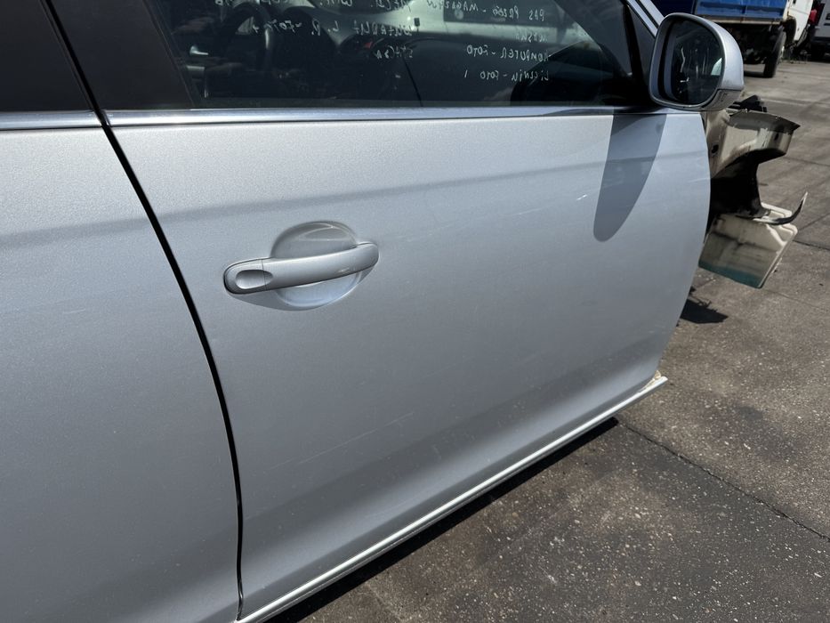 VW Golf V 5 kombi drzwi prawe przód przednie LA7W