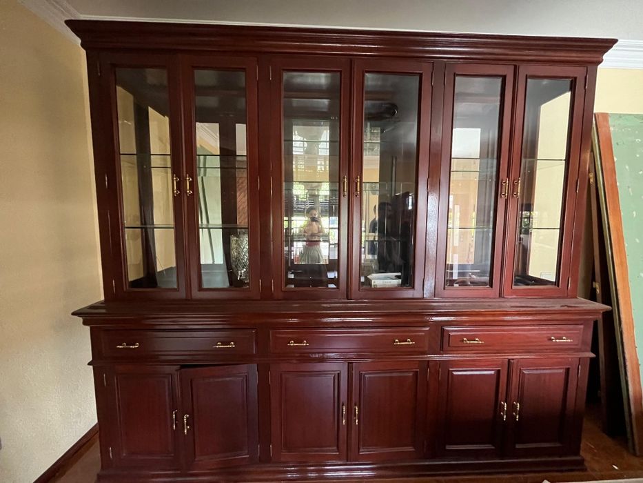 Armário com vidro e prateleiras