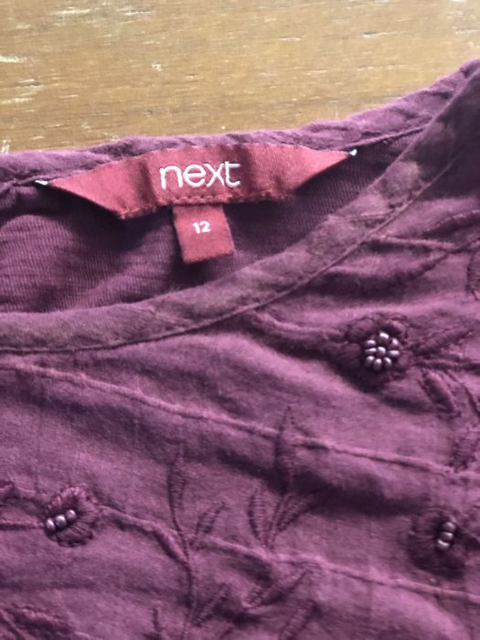 Blusa grana com bordado e renda