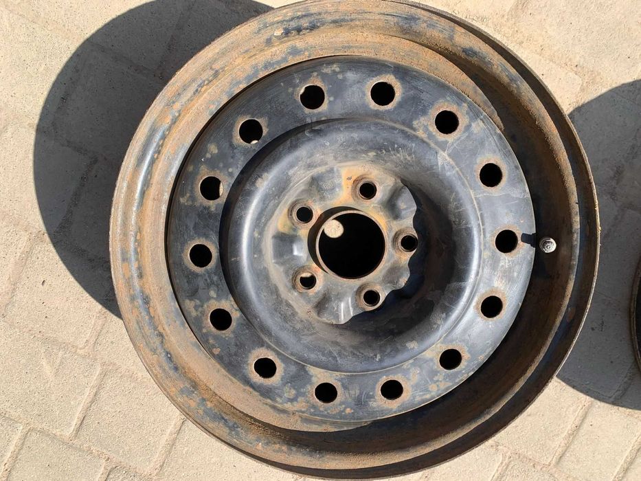 Диски  R16, 5x114,3, ET 40, DIA 66,1 з оригінальними ковпаками Nissan
