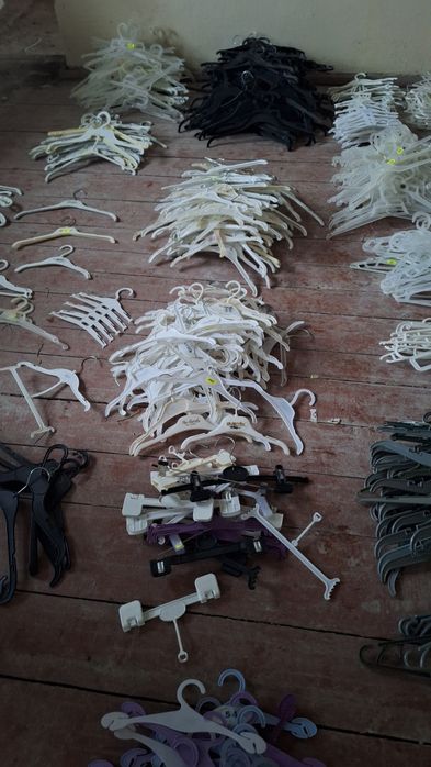 Вішаки для одягу різні