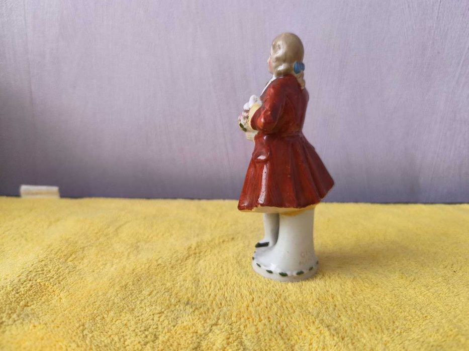 я фарфоровая статуэтка кавалера, выполненная в стиле рококо.Германия