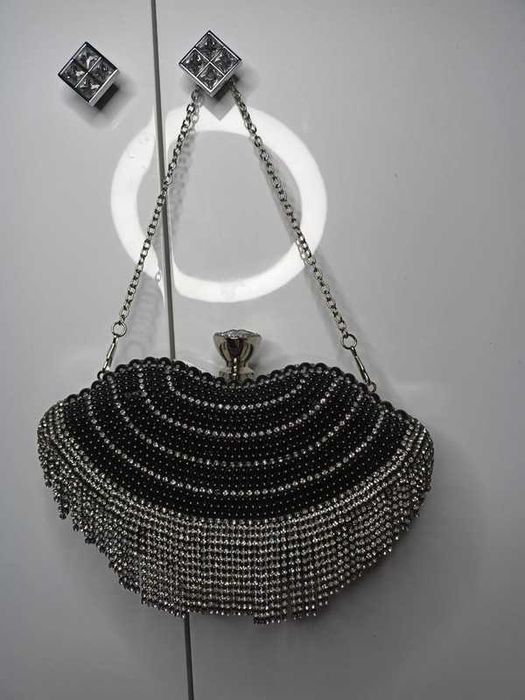 Czarna torebka wieczorowa