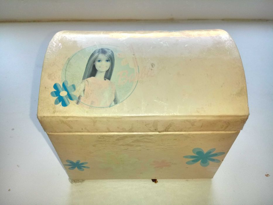 продам скриньку для дрібницьу формі сундука з полочками всередині