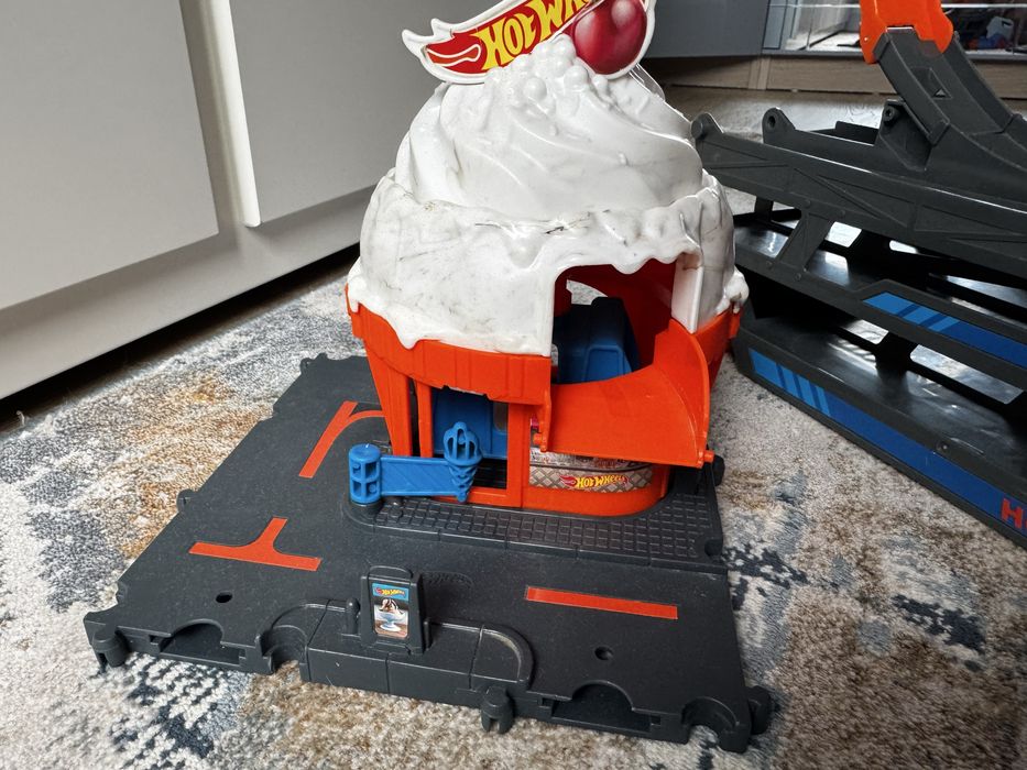 Hot Wheels Ciężarówka z pętlą  plus 2 zestawy