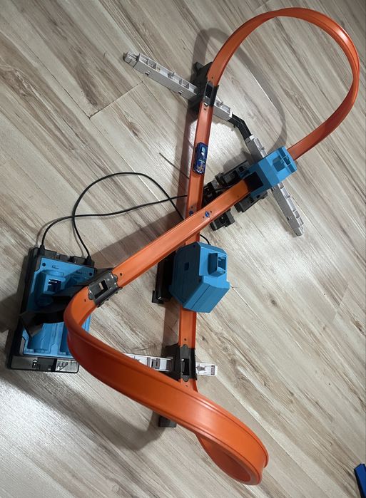 Hot Wheals Track Builder System - tor dla samochodów z 2x napendami