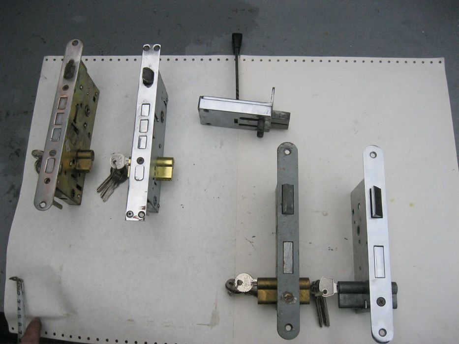 Продам дверной замок с ключами