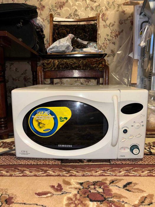 Мікрохвильова піч Samsung CE2877NR з грилем