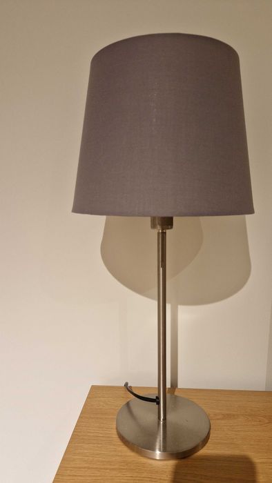 Candeeiro de mesa cinzento