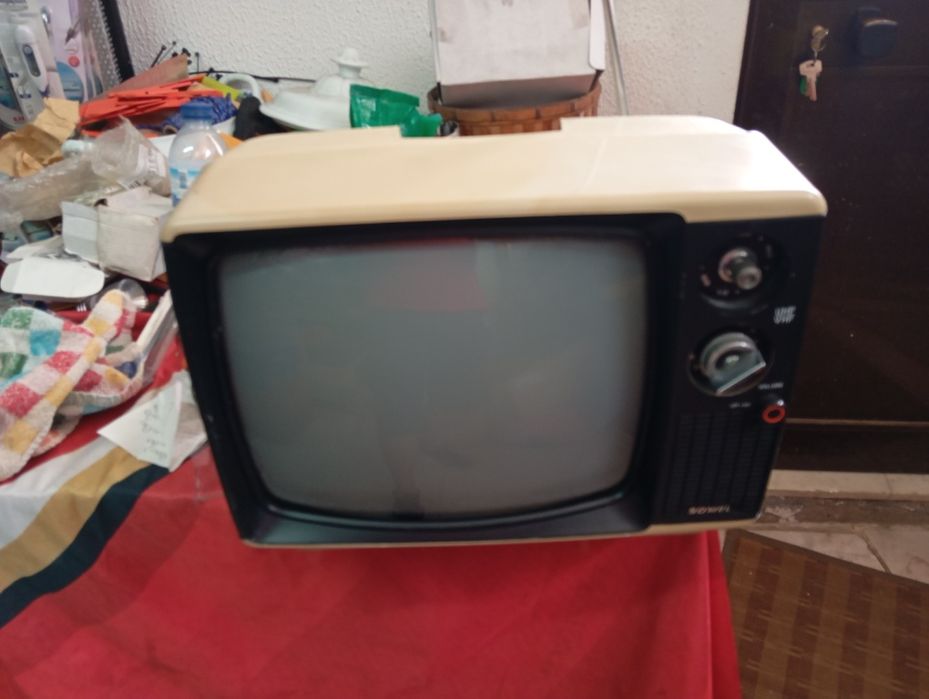 Televisão antiga pequena a funcionar