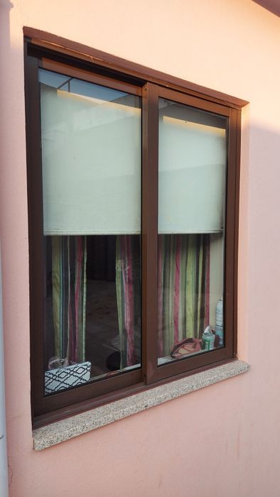 Janelas em alumínio castanho