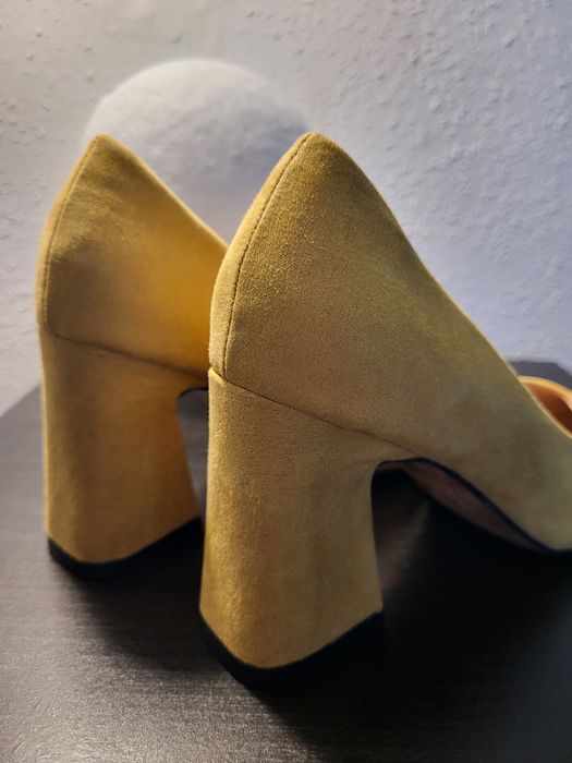 Żółte buty na słupku Reserved rozmiar 35