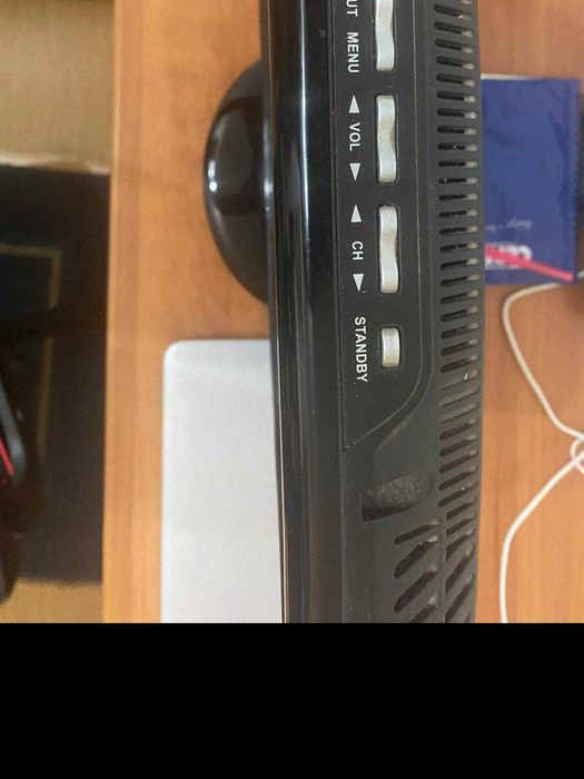 televisão pequena com comando