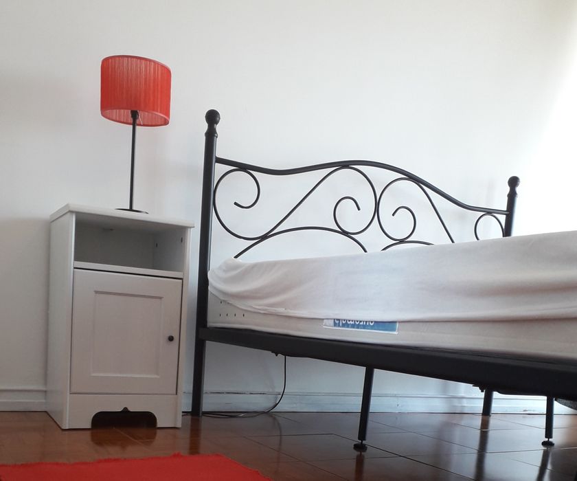 Cama de metal estilo romântico