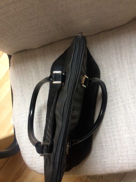 czarna torebka do ręki w paski