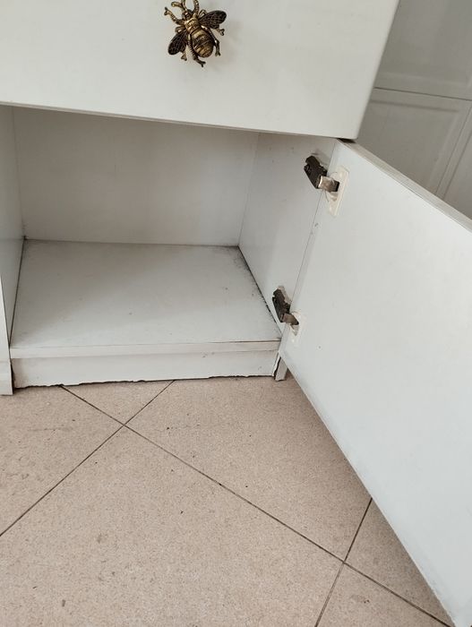 Cómoda branca com detalhes metálicos, móvel, estante, gavetão, gavetas