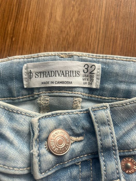Jeansy dzwony Stradivarius D04