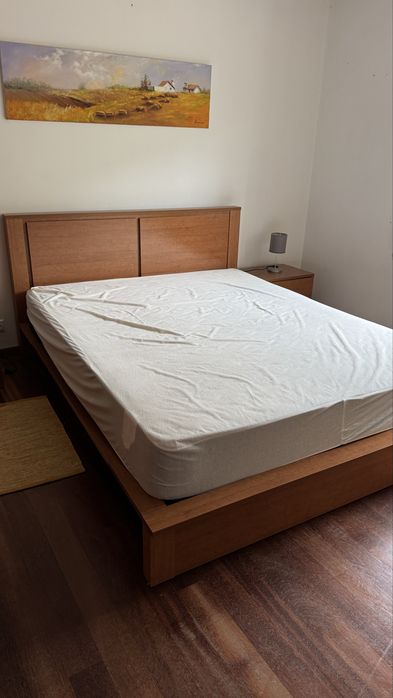 Cama de casal com colchao e 2 mesas de cabeceira 160x200