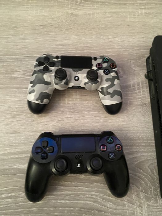 Konsola PS4 +2 pady