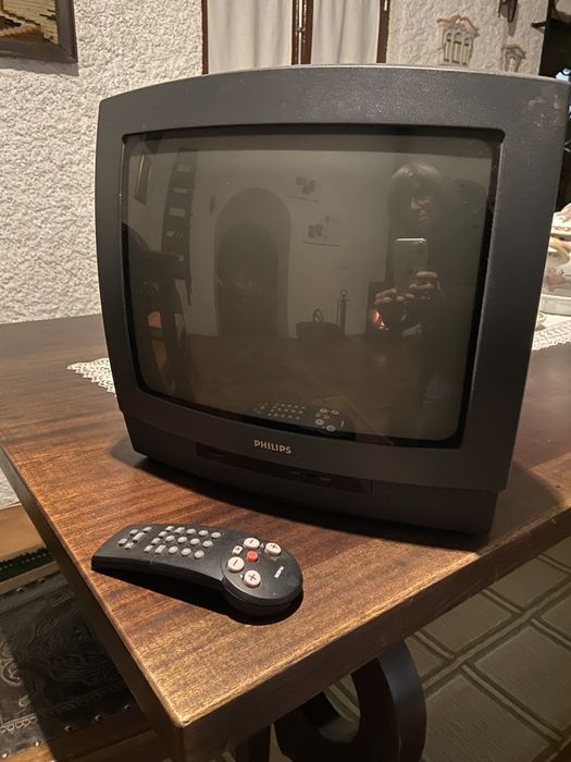 Televisor vintage Philips com comando a funcionar64564393011459121