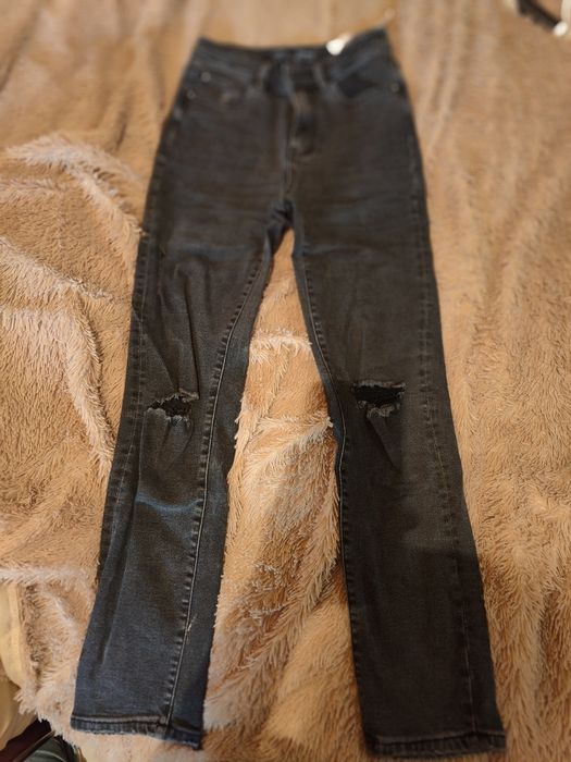 Stradivarius джинси чорні з подертими колінами