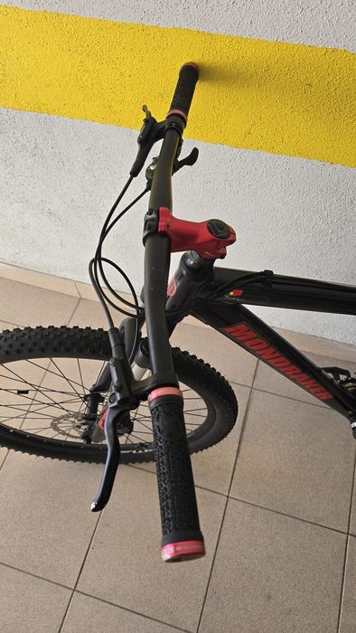 Bicicleta Mondraker Ventura preta/vermelha costumizada