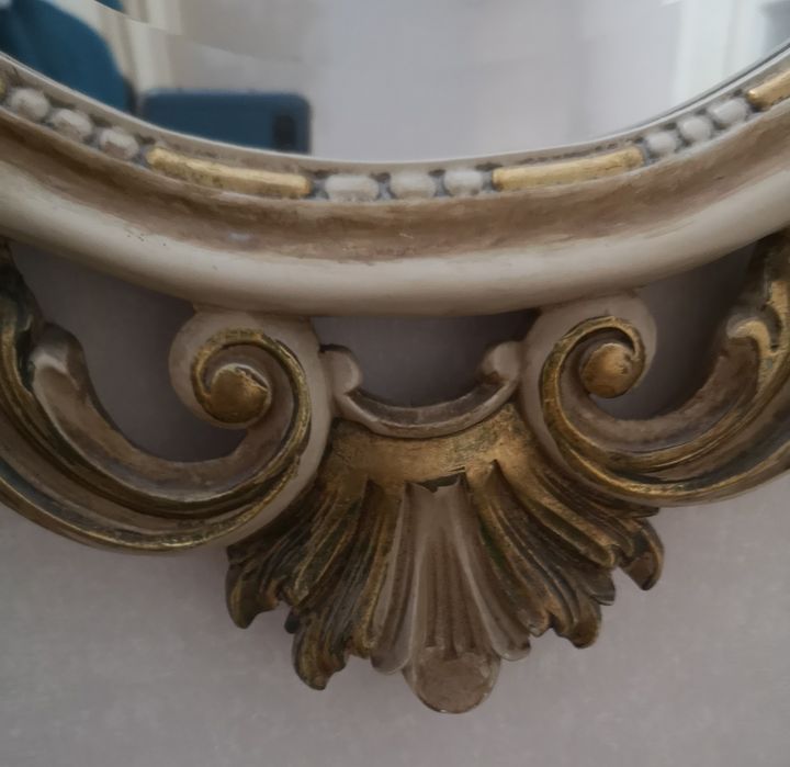 Espelho decorativo, com dourado velho.