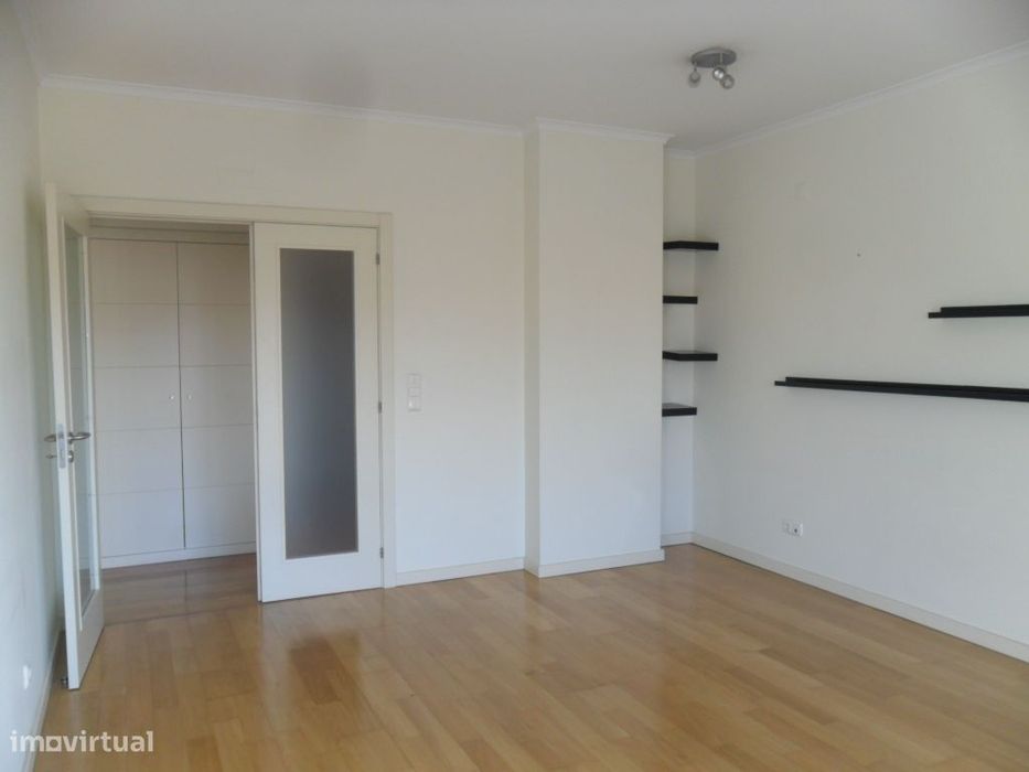 AREEIRO, T1 com garagem e arrecadação