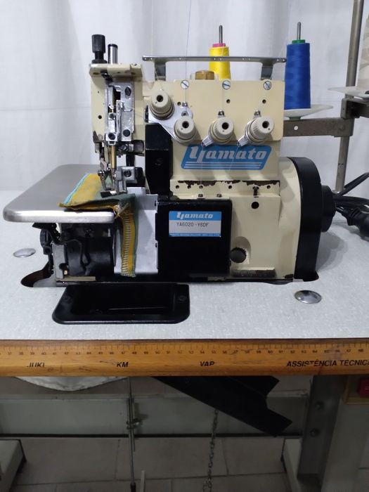 Máquina costura e corte e cose