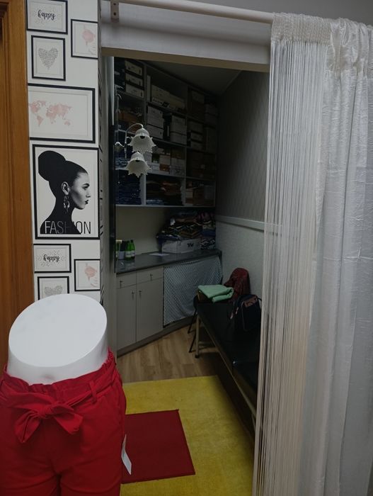 Loja com cerca de 44 metros quadrados