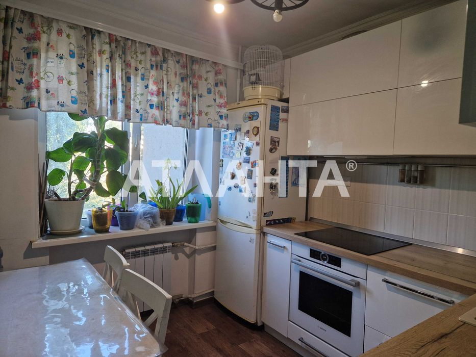 2-кімнатна квартира на середньому поверсі, загальною пощадю 50 метрів.