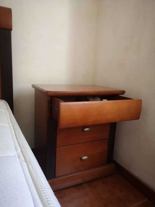 Mobilia de quarto, cama de casal, para desocupar a divisão.