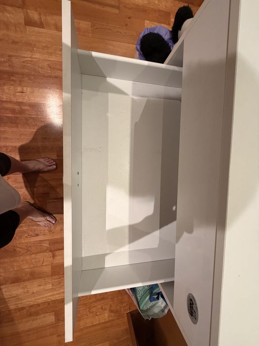 Cómoda branca com 4 gavetas e rodas