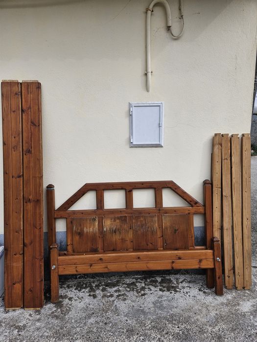 Cama de casal em bom estado.