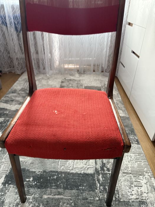 Ковер, доріжка, журнальний столик, стілець.