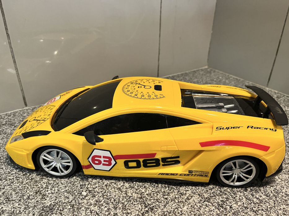 Carro de corrida amarelo
